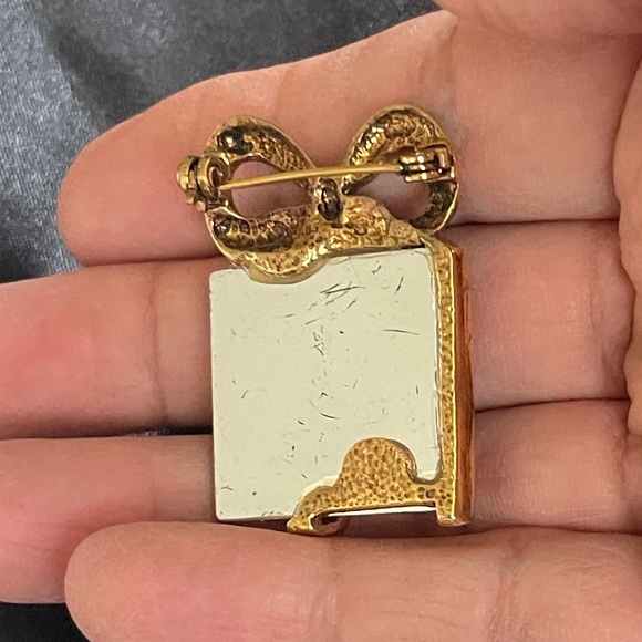 Vintage Crystal & Gold Tone Ribbon Gift Brooch - Picture 2 of 4